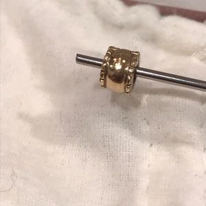 Pandora Beveled gold clip ✨